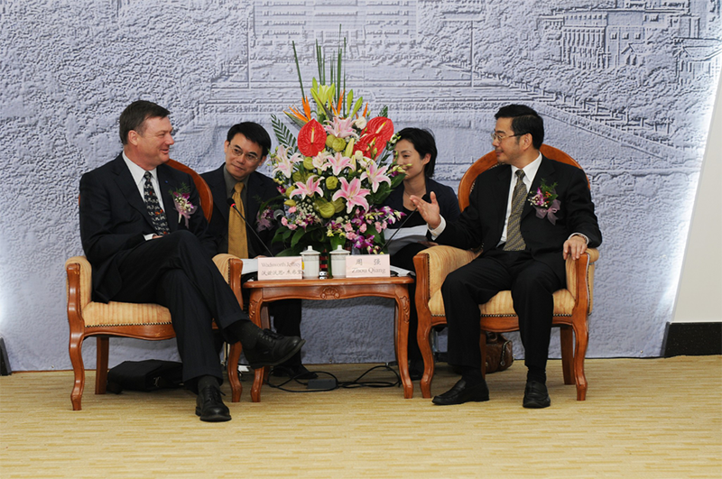 领导与外宾亲切会见