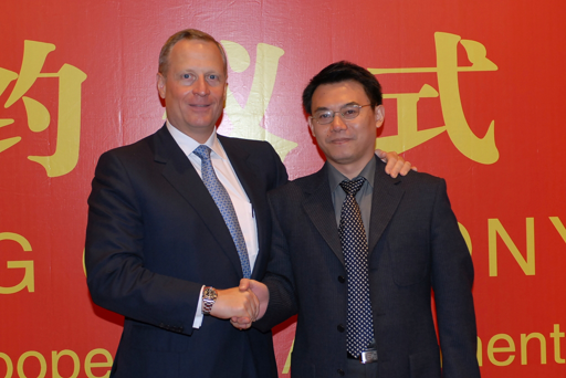 译员与外宾合影