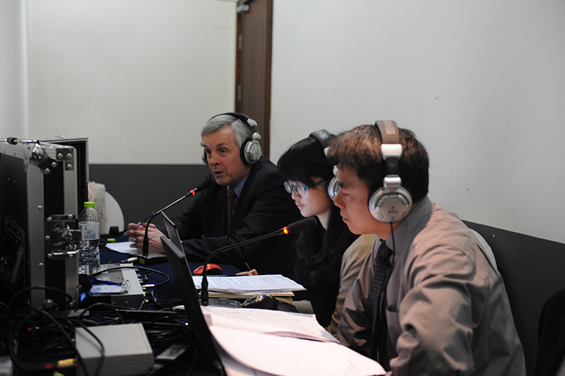 与美国政府首席中文翻译同场