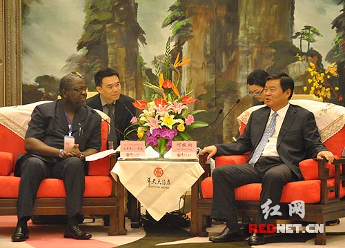 何报翔副省长会见“发展中国家广播电视发展与管理部长研讨班”15国部长