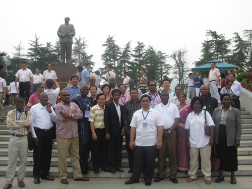 参加“中国杂交水稻技术对外合作部长级论坛”的18国部长韶山之行