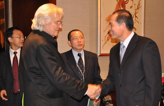 副省长郭开朗（右）等领导会见参加征集竞赛的建筑设计师