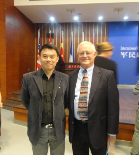与美国前国防部长合影